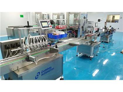 灌裝機(jī)，旋蓋機(jī)，貼標(biāo)機(jī)，生產(chǎn)車間安裝完成